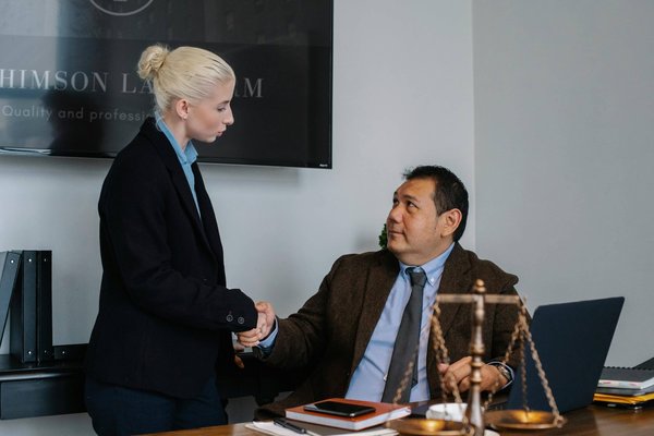 Quels sont les enjeux juridiques de la gestion des avis clients en ligne pour une PME ?