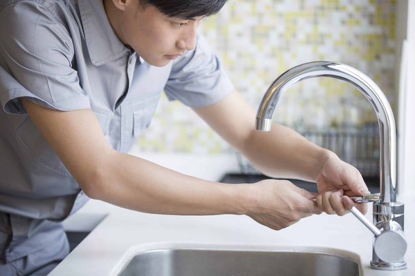 Quels sont les services proposés par un plombier en Centre-Val de Loire ?